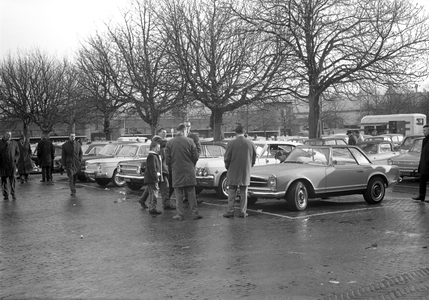 71960 Gezicht op het Veemarktplein te Utrecht tijdens een automarkt.